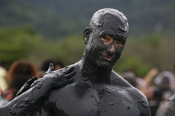 Desde 1986, o Bloco da Lama é a tradição carnavalesca da cidade de Paraty (RJ)