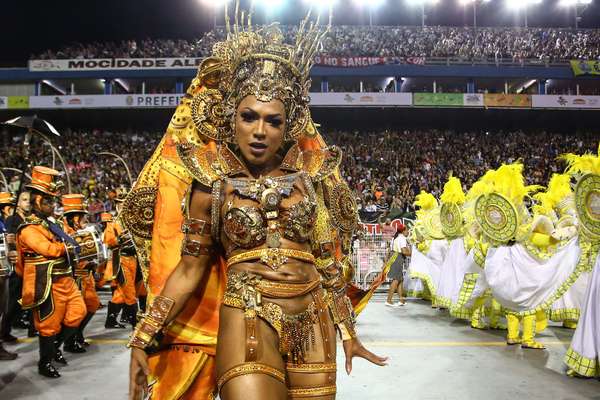 Simone Sampaio desfilou à frente da bateria da Dragões da Real