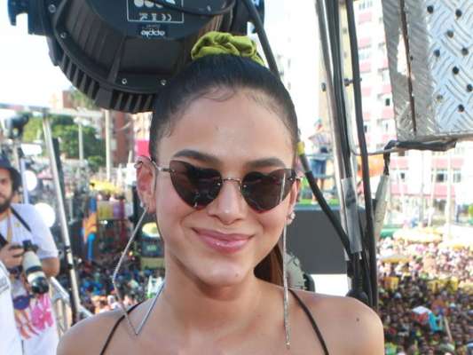 Bruna Marquezine recorreu ao mototáxi para volta a hotel de Salvador, na madrugada deste domingo, 3 de março de 2019: 'É o único jeito'