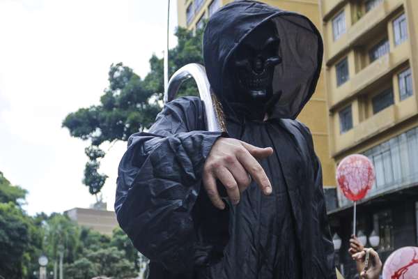 Várias fantasias criativas perfilaram hoje em Curitiba