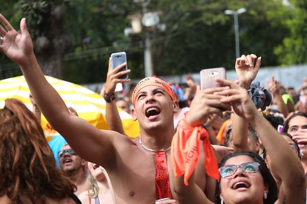 Movimentação de foliões durante o bloco Bem Sertanejo, comandado pelo cantor Michel Teló, no Parque do Ibirapuera, em São Paulo (SP), neste domingo (3)