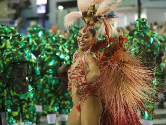 Juliana Paes é rainha de bateria da Acadêmicos do Grande Rio e sua fantasia no Carnaval 2019 veio representando uma ave em extinção e foi apelidade de 'Ave do Paraíso'.