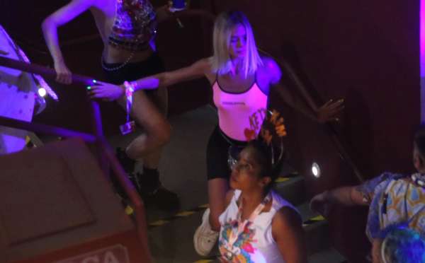 Marquezine curte a folia em Salvador ao lado da amiga