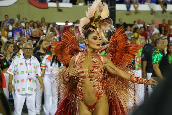 Juliana Paes foi Rainha de Bateria da Grande Rio.