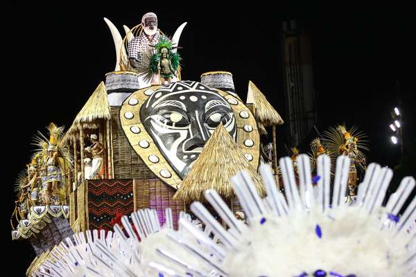 Desfile da Pérola Negra campeã do Carnaval do grupo de acesso de São Paulo