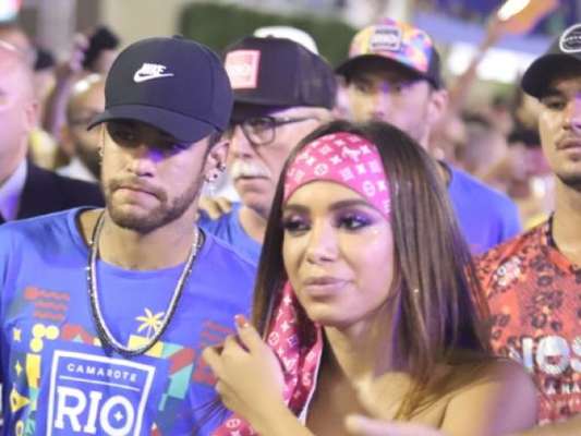 Anitta negou ter beijado Neymar: 'Sou amiga dele'