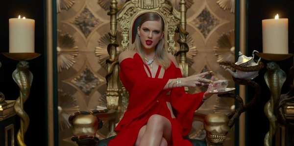 Cobra - Taylor Swift aparece em um trono com várias cobras ao redor dela. A cantora também usa joias de serpente. Não é de hoje a comparação entre ela e o réptil. No ano passado, fãs que não simpatizam com a cantora bombardearam fotos e vídeos dela com emojis de cobra, alegando que ela era falsa e mentirosa com os colegas de profissão.