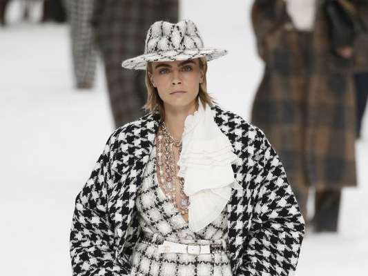 Cara Delevigne desfilou a coleção de outono-inverno 2019/2010 da Chanel com peças em tweed preto e branco