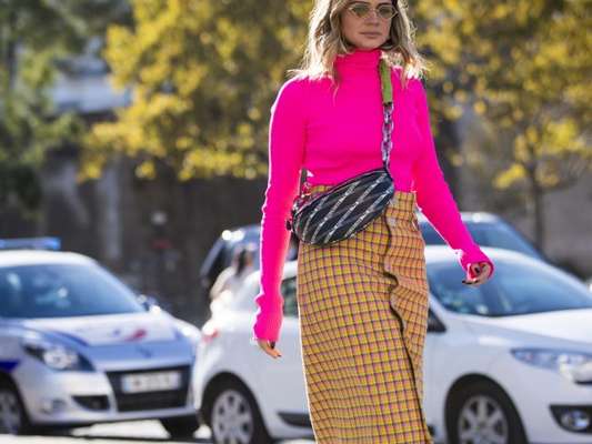 No inverno, a blusa de manga e gola alta pode ser neon e combinar com saias de estampas xadrez