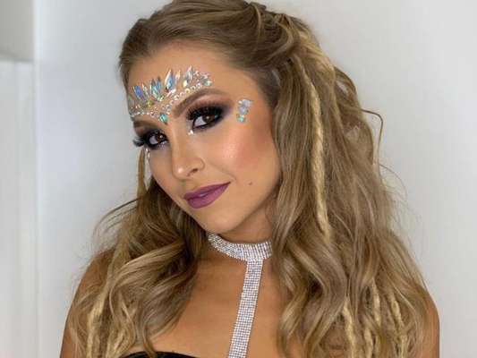 Carla Diaz usou um semi-preso estiloso com mechas torcidas no Carnaval