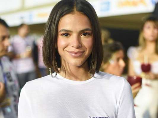 Bruna Marquezine cumprimentou Neymar em camarote da Sapucaí no Carnaval