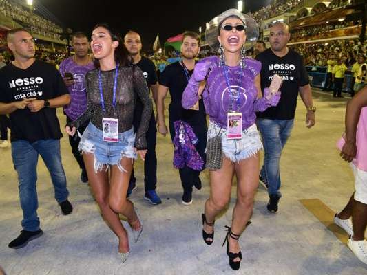 Bruna Marquezine e Sabrina Sato 'invadiram' o desfile da Mangueira na Marquês de Sapucaí neste sábado, 9 de março de 2019