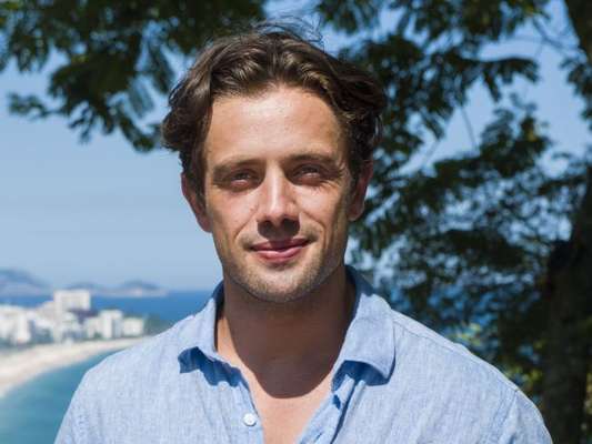 Daniel (Rafael Cardoso) para para Rosa Branca disposto a encontrar reencarnação de Júlia (Vitória Strada) na reta final da novela 'Espelho da Vida'