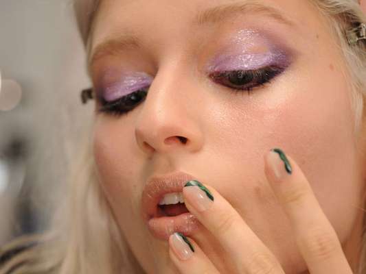 Dá para continuar usando glitter na maquiagem!