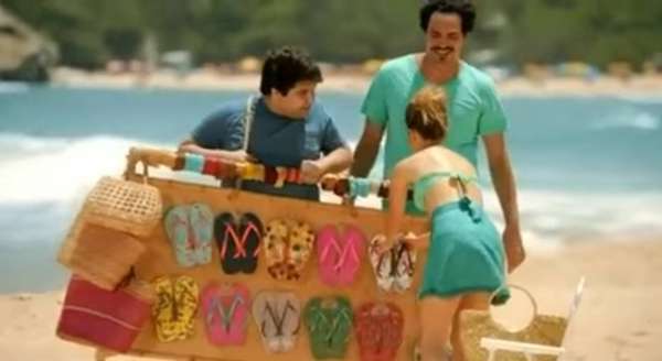 Comercial da Havaianas - Quem não amou o comercial da marca Havaianas no qual supostos vendedores de chinelos da praia chamam a cantora de Sra. Sandy & Junior?