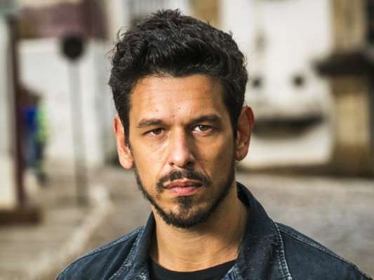 Alain (João Vicente de Castro) fica chocado ao concluir que Júlia (Vitória Strada) reencarnou como Cris (Vitória Strada) ao ver quadro da jovem nos últimos capítulos da novela 'Espelho da Vida'