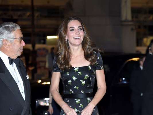 Kate Middleton reciclou vestido Alexander McQueen usado no Bafta 2017 ao colocar mangas no modelo para evento ontem (12) no National Portrait Gallery