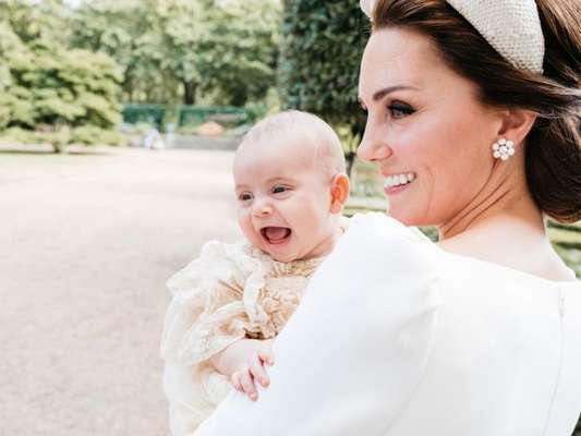Kate Middleton contou, durante eventom que o filho mais novo, Louis, de dez meses, já está engatinhando.