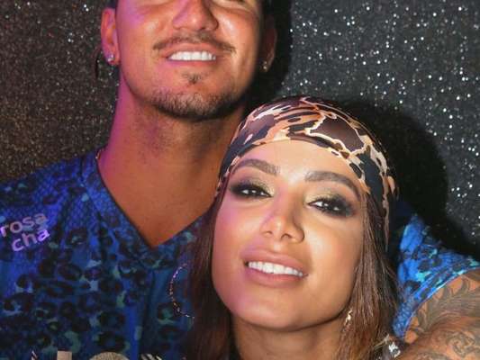 Jantar de Anitta e Gabriel Medina teve beijo; cantora não comenta relação a Leo Dias nesta quinta-feira, dia 14 de março de 2019