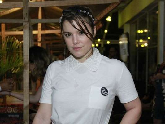 Alice Wegmann homenageia Marielle Franco em look ao lançar novela nesta quinta-feira, dia 14 de março de 2019