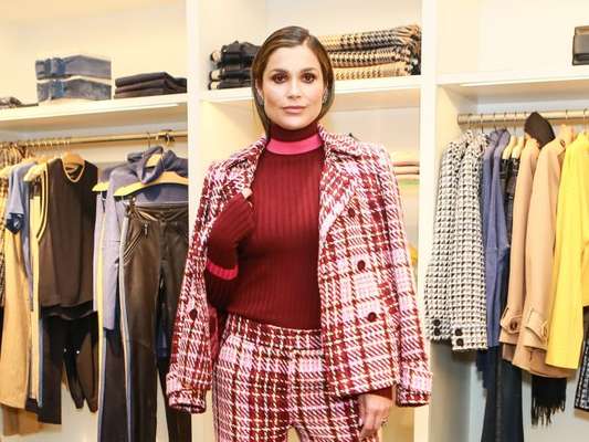 Flávia Alessandra conferiu os lançamentos de inverno da Le Lis Blanc. Para o evento, a atriz apostou na moda do xadrez.