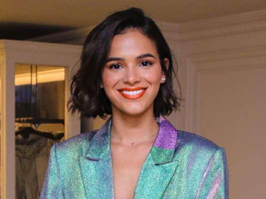 Bruna Marquezine alia biquíni de miçanga a short e jaqueta jeans em festa na noite de sexta-feira, dia 16 de março de 2019