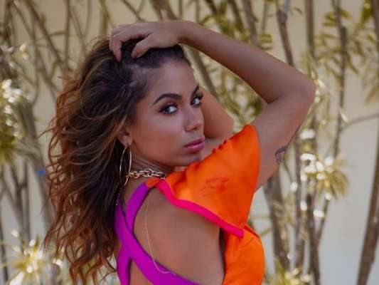 Anitta dá pista do próximo projeto da carreira: 'Kisses'