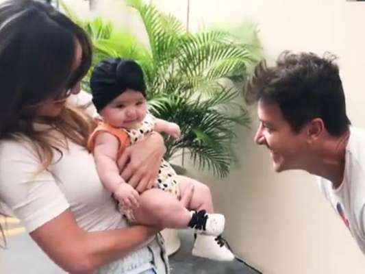 Sabrina Sato publicou um vídeo no Youtube da primeira vez que levou a filha, Zoe, para passear na Record, onde recebeu o carinho de Rodrigo Faro e outros funcionários