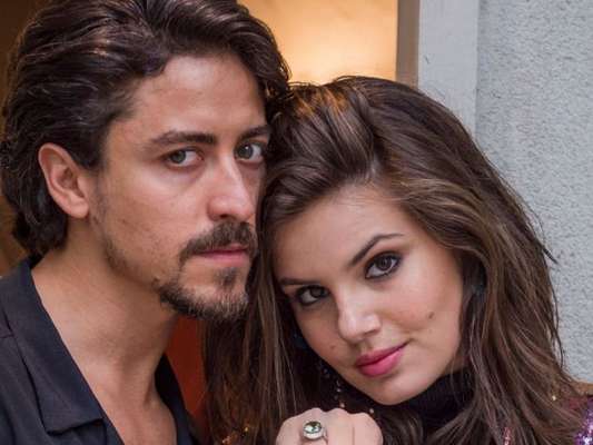 Na novela 'Verão 90', Vanessa (Camila Queiroz) vai tentar reatar namoro com Jerônimo (Jesuíta Barbosa): 'Larga a Patotinha (Isabelle Drummond)'