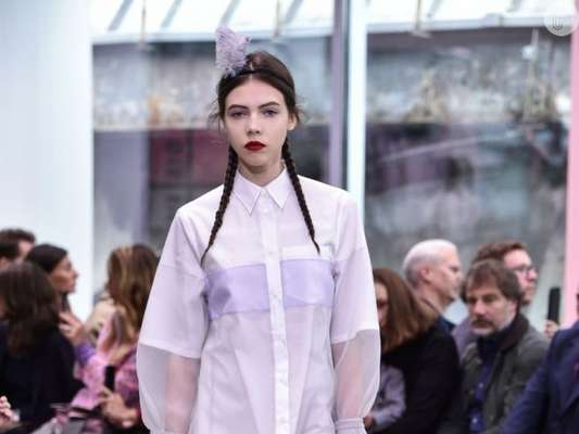 Chemise é o item 'tem que ter' do Outono. Transparente no desfile da Prada