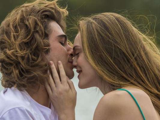 Na novela 'Verão 90', Manu (Isabelle Drummond) faz sexo com João (Rafael Vitti) no capítulo de sexta-feira, 5 de abril de 2019