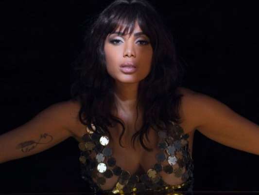 Anitta aposta em transparência, brilho e perucas nos looks de seus novos clipes