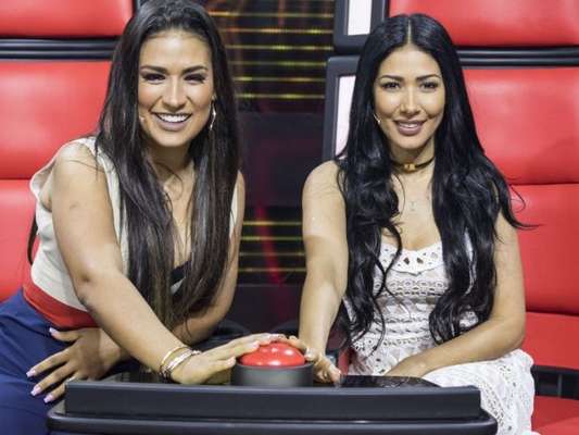 Simaria confunde fãs ao aparecer de peruca no The Voice Kids e ainda recebe zoação de Simone, neste domingo, dia 24 de março
