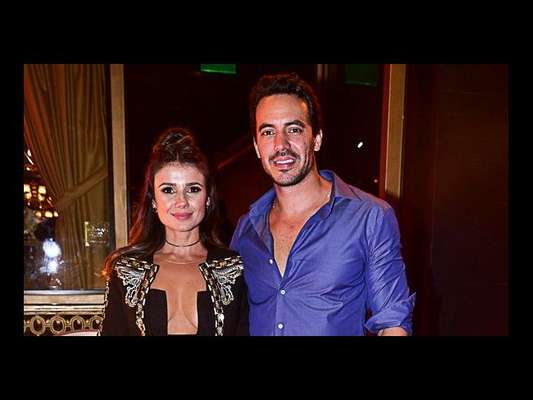 Paula Fernandes levou o namorado, o empresário Gustavo Lyra, para a festa de aniversário de Isaac Azar nesta segunda-feira, 25 de março de 2019