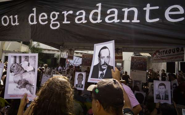 Manifestantes participam de ato contra a ditadura militar na zona sul de São Paulo