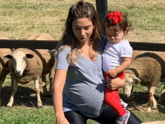 Patricia Abravanel mostrou a filha, Jane, imitando o som de ovelha em vídeo neste domingo, 31 de março de 2019