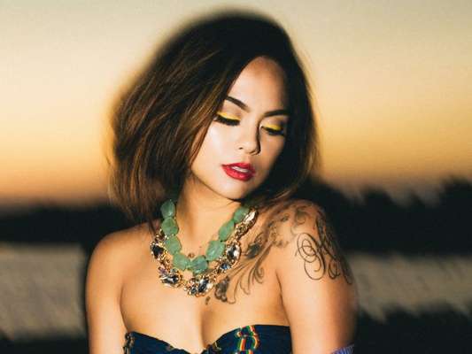A sombra colorida em tom de amarelo é uma das mais divertidas e estilosas para a make do Lollapalooza
