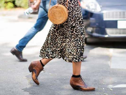 O look com saia midi de oncinha e bota western é estiloso para o outono 2019