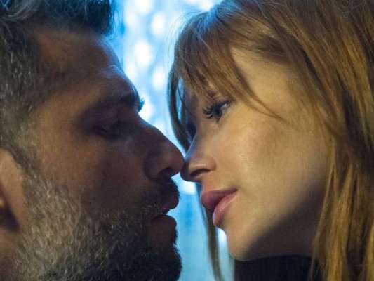 Na novela 'O Sétimo Guardião', Luz (Marina Ruy Barbosa) beija Gabriel (Bruno Gagliasso) e tira o ex-noivo do coma