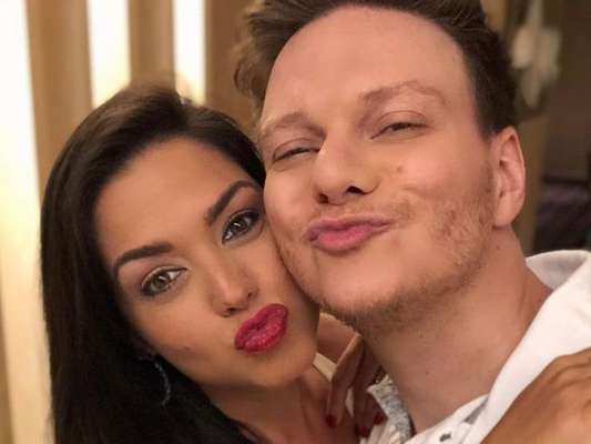 Thais Fersoza é surpreendida com 'mão boba' de Michel Teló ao makhar com marido nesta quarta-feira, dia 03 de abril de 2019