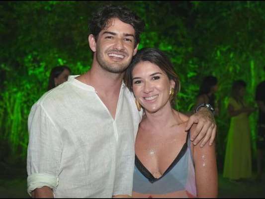 Alexandre Pato afastou os rumores do fim de seu namoro com Rebeca Abravanel ao compartilhar doce com foto da namorada.