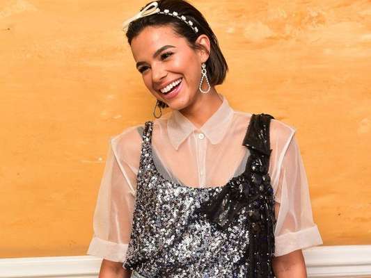 Bruna Marquezine usou regata de paetês por cima da blusa transparente para um visual fashion no evento da Miu Miu, em São Paulo