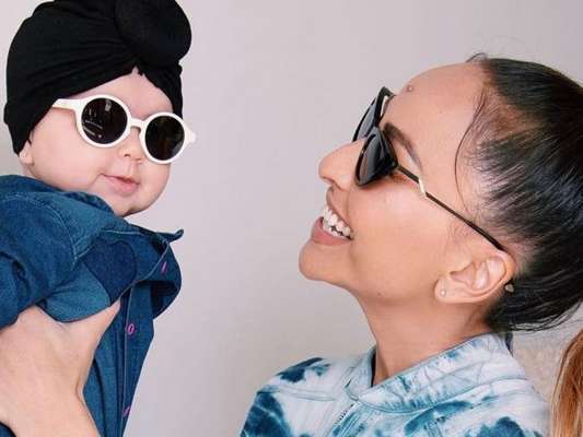 Sabrina Sato e a filha, Zoe, combinam look fashionista com pegada all jeans