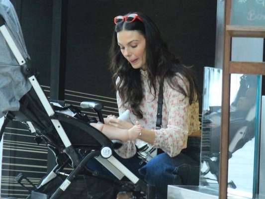 Isis Valverde passeou com o filho, Rael, em shopping do Rio de Janeiro nesta sexta-feira, 5 de abril de 2019
