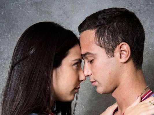 No último capítulo da novela 'Malhação: Vidas Brasileiras', Pérola (Rayssa Bratilieri) e Márcio (André Luiz Frambach) terminam juntos, assim como na vida real.