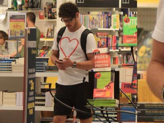 José Loreto volta a aparecer usando aliança durante passeio em shopping nesta sexta-feira, dia 05 de abril de 2019