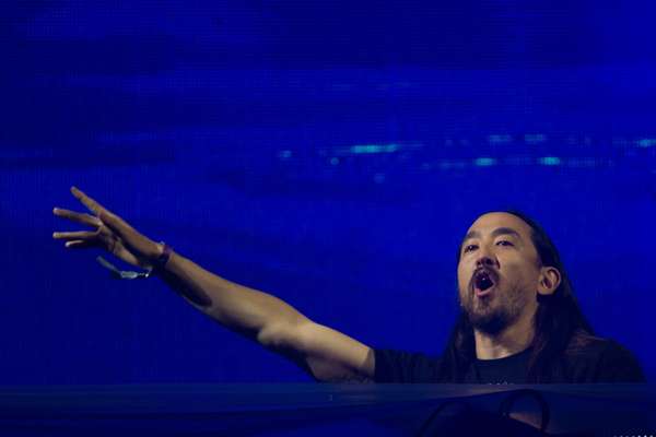Steve Aoki é um DJ e produtor estadounidense de electro house, produtor e fundador da Dim Mak