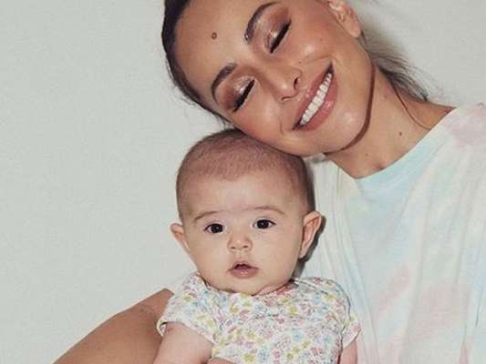 Sabrina Sato se emociona com crescimento da filha, Zoe, ao ver que sapatinho não cabe mais