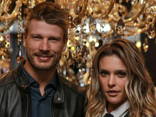 Depois de anunciar a gravidez, Fernanda Lima e Rodrigo Hilbert foram ao show de Caetano Veloso, em Los Angeles, Estados Unidos, no último domingo (7).