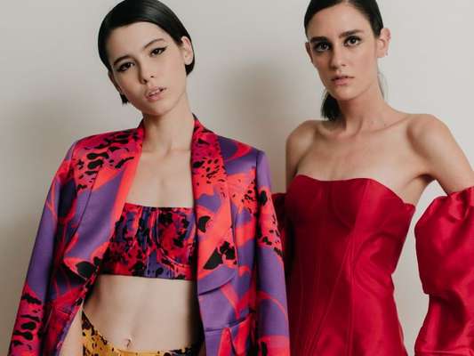 A marca Fátima Scofield apostou na alfaiataria em tons fortes, como vermelho e roxo, para a primavera/verão 2020
